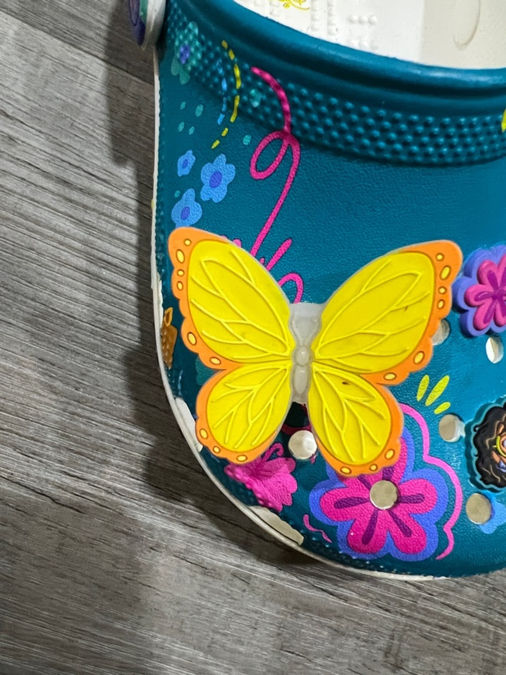CROCS Disney Encanto size J2 - Picture 11 of 11